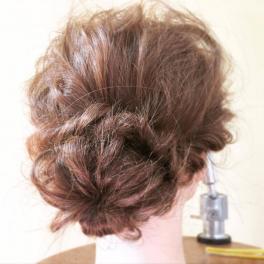 ねじりだけで作る簡単ヘアアレンジ